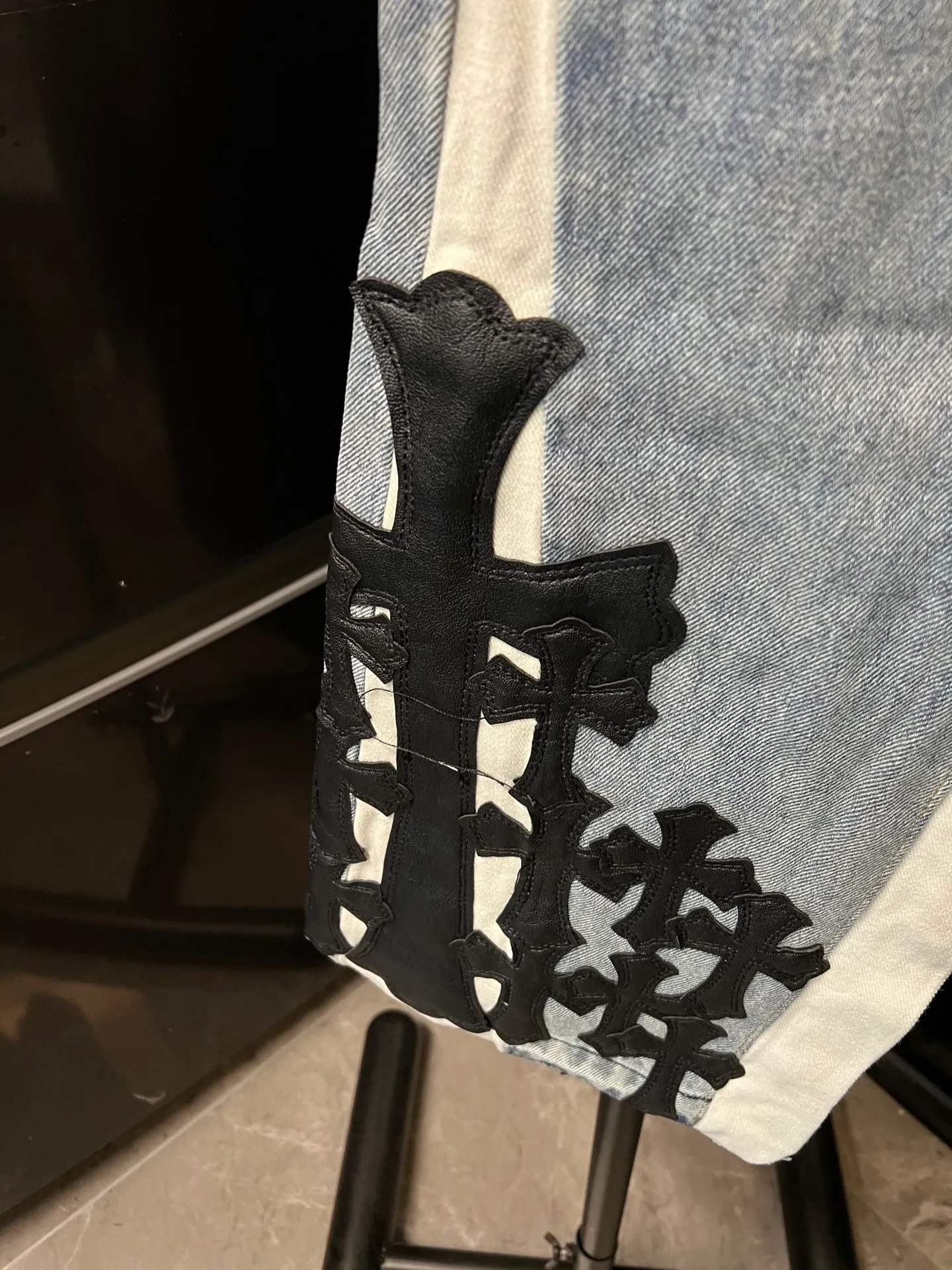P280 [Next day] Chrome Hearts 25Ss cH Crow stitched cross patch leather heavy duty jeans (blue) Size: 28 30 32 34 36 (corresponding to s-xxl) Detailed sizes can be found in Figure 9